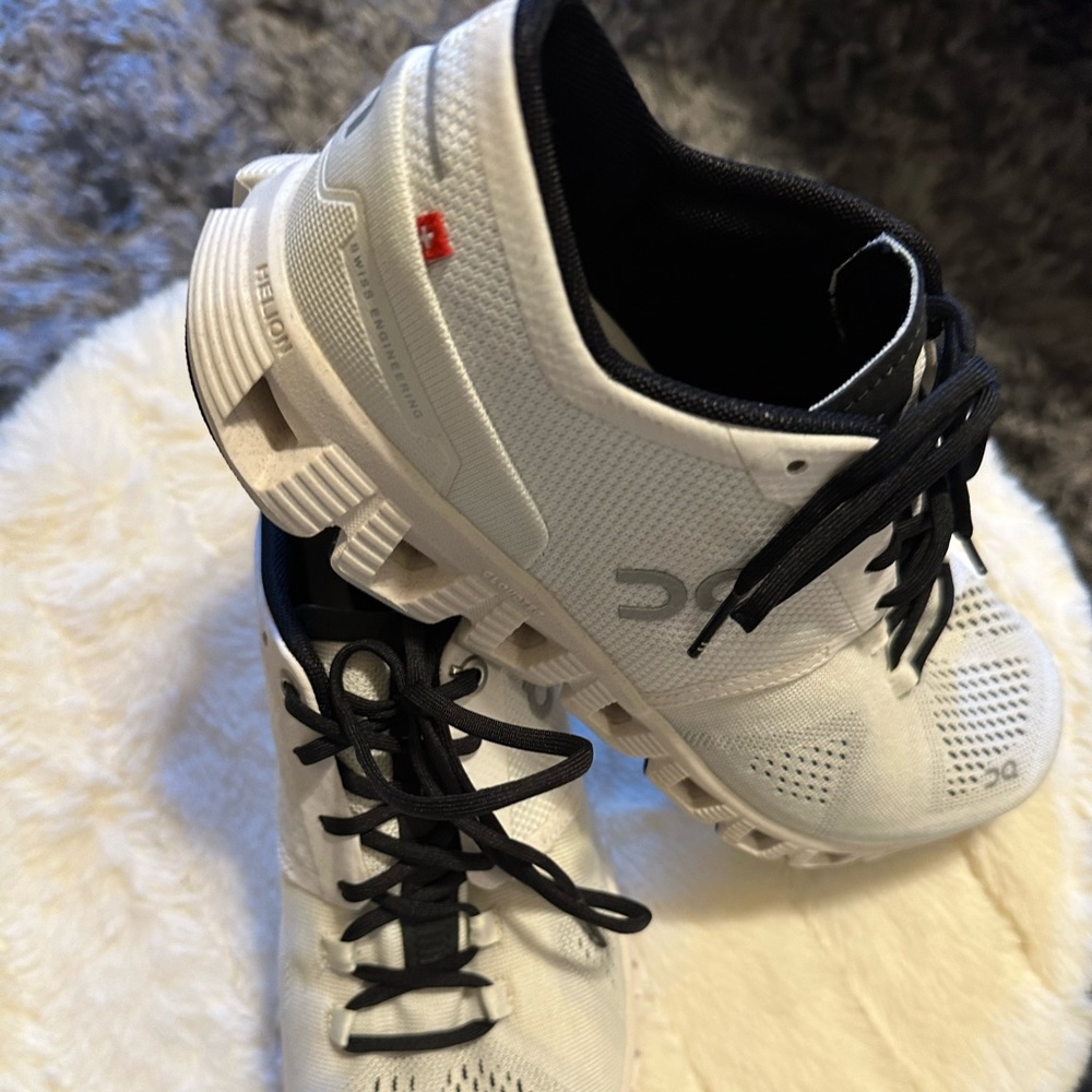 On Cloud Tennis Shoes 7.5